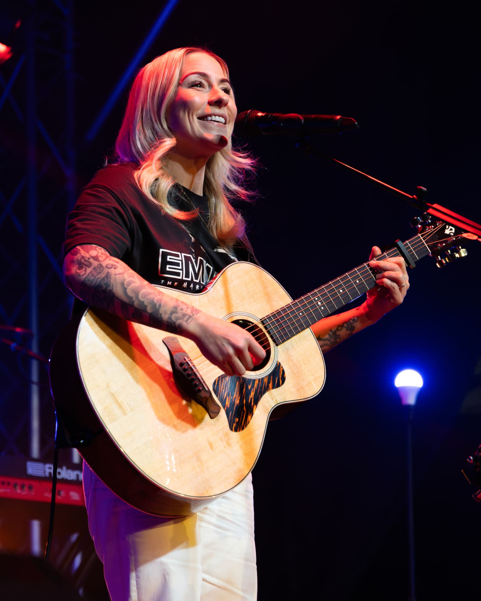 Lucy Spraggan looking out to the crowd while playing